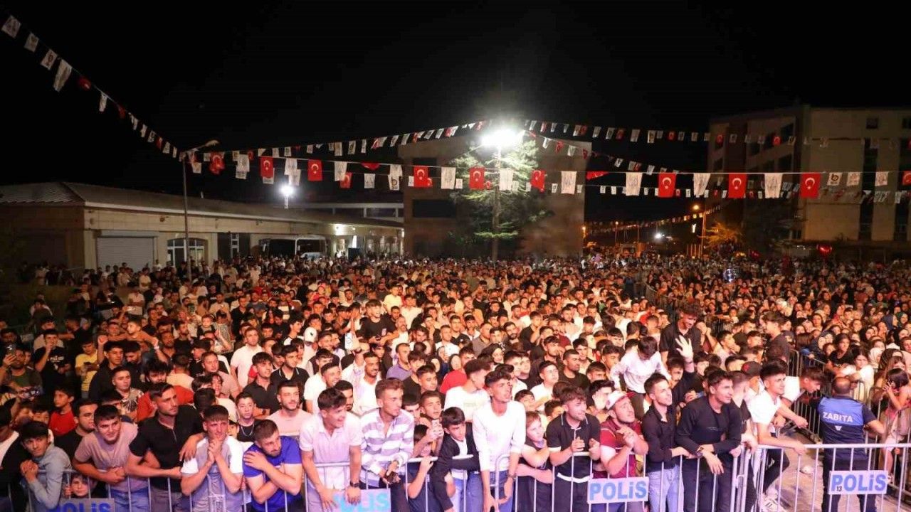 Barış Adal, Bitlis'te sahne aldı