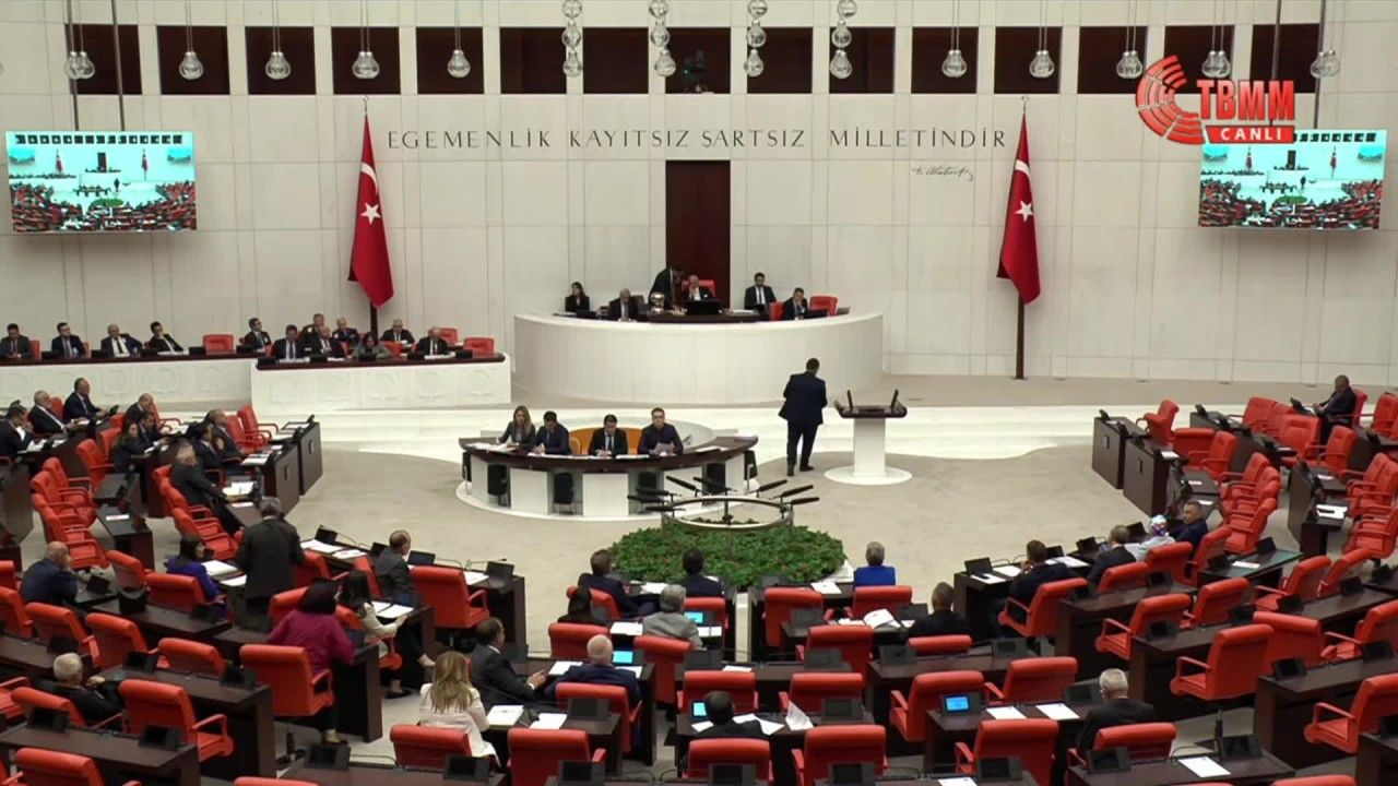 CHP'li Akay, kamuda çoklu maaş alanların listesini Meclis'e getirdi:  Bir anne çocuğunu pazardan artıkla doyuruyor ama birileri hâlâ 5 maaşla saltanat sürüyor
