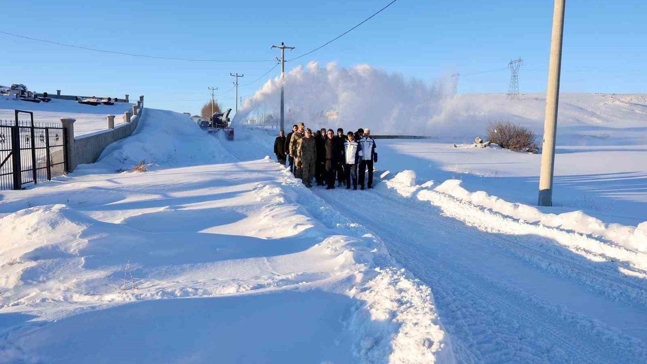 Bitlis'te karla mücadele çalışmaları aralıksız devam ediyor