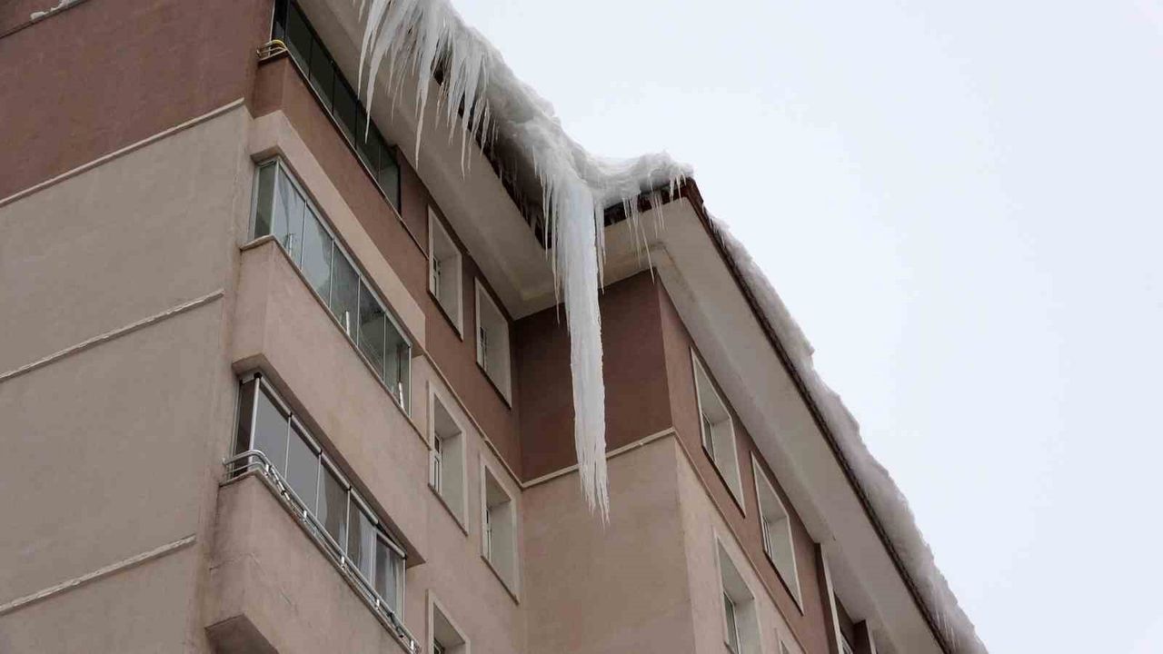 Bitlis'te çatılardaki buzların boyu 5 metreye ulaştı