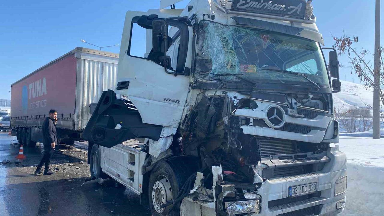 Bitlis'te iki tır çarpıştı