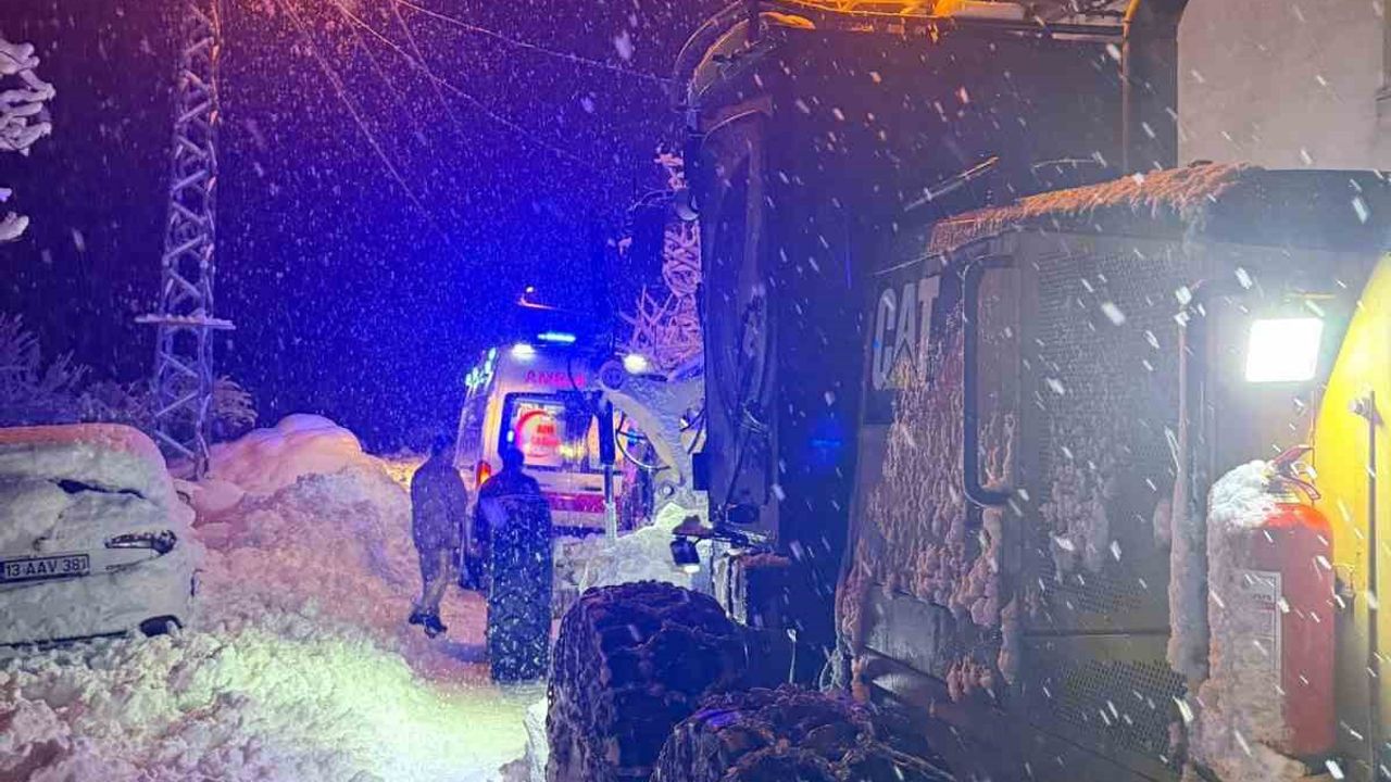 Bitlis'te rahatsızlanan vatandaş zorlu şartlarda hastaneye ulaştırıldı