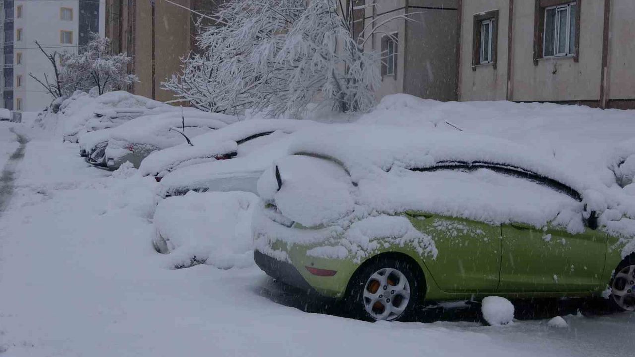 Bitlis'te kar yağışı: 62 köy yolu ulaşıma kapandı