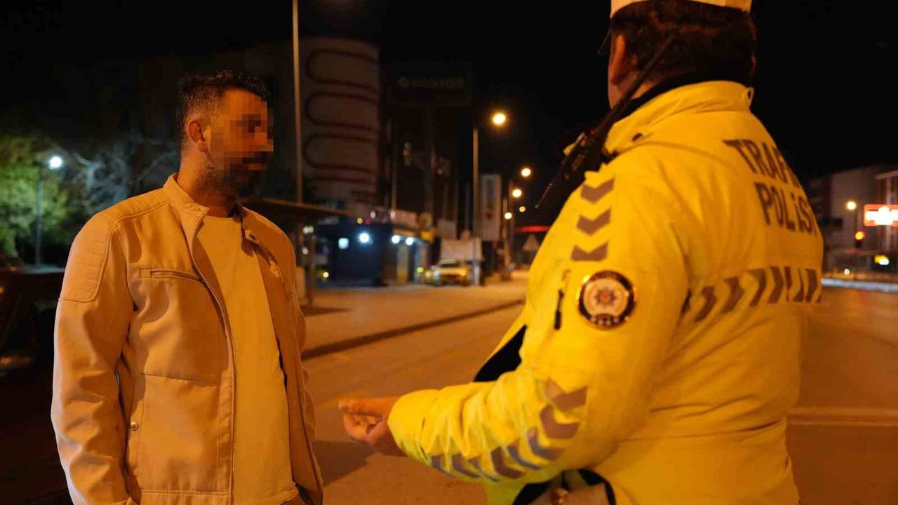 Polisten 'babalık' yapmasını isteyen alkollü sürücü gazetecinin şarjının bitmesini diledi