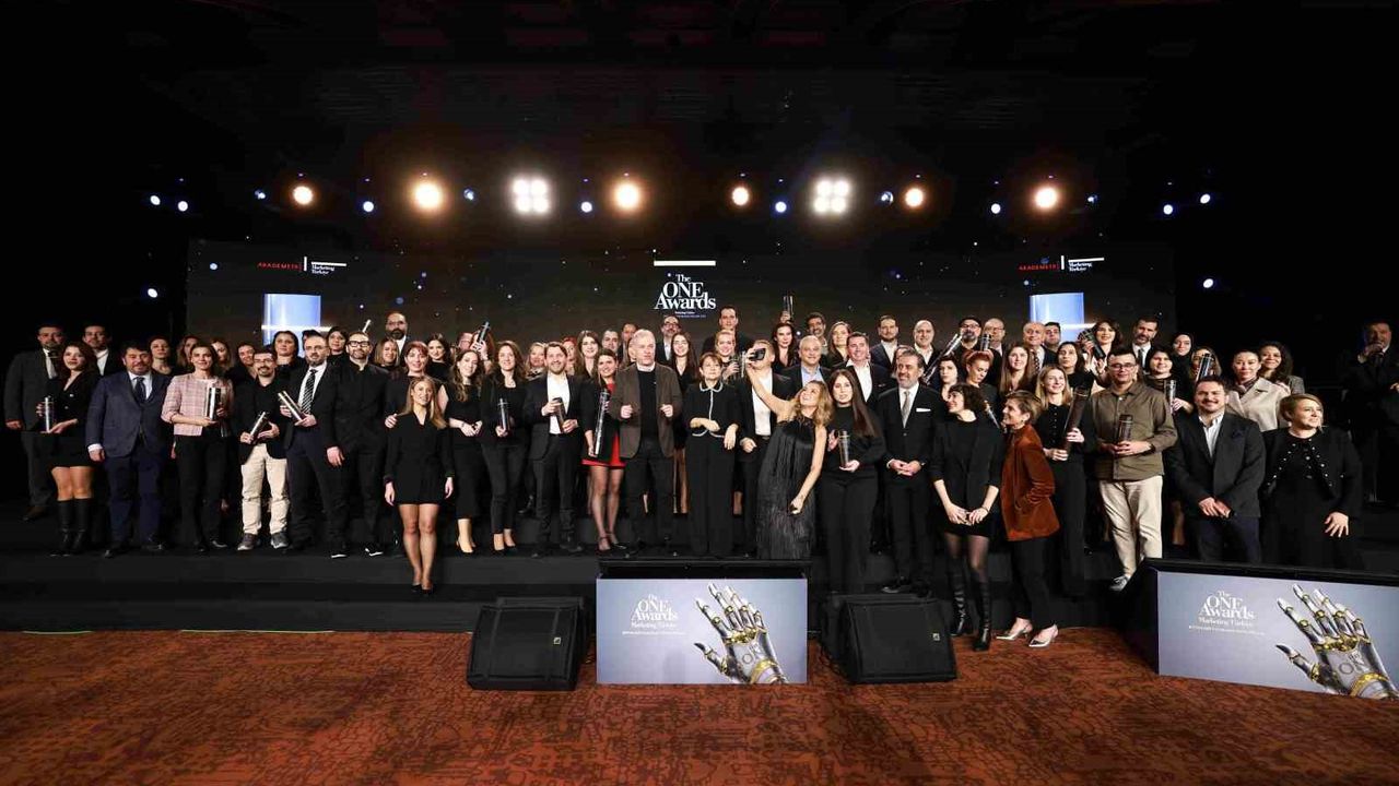 The ONE Awards'ta bilgisayar kategorisinde 'Yılın İtibarlı Markası' ödülü