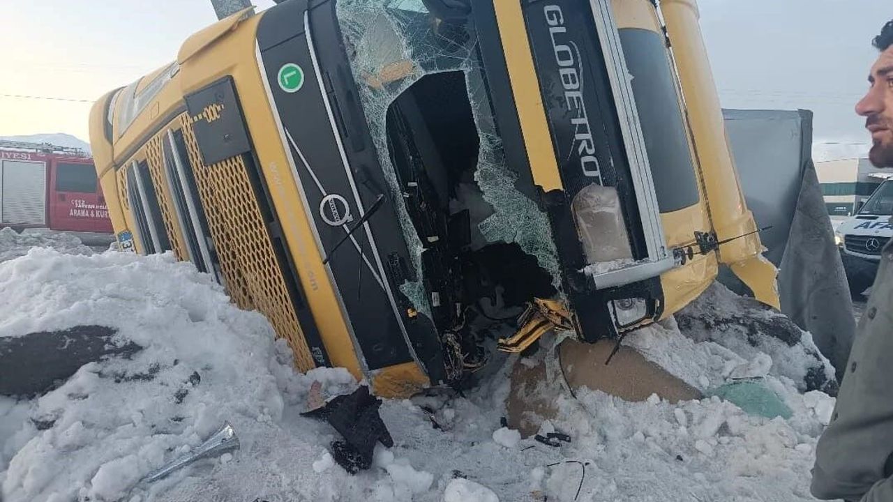 Bitlis'te iki tır devrildi, 1 kişi yaralandı