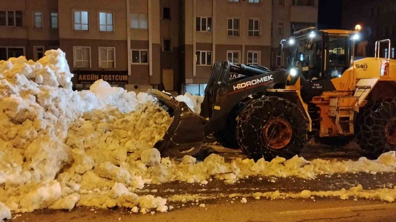 Bitlis'te kaldırımlardaki karlar kamyonlarla taşınıyor