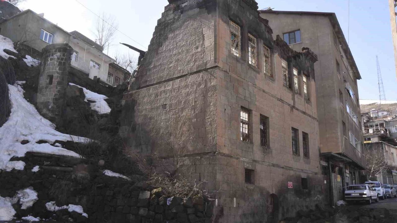 Bitlis'te tarihi evler kışın ardından alarm veriyor