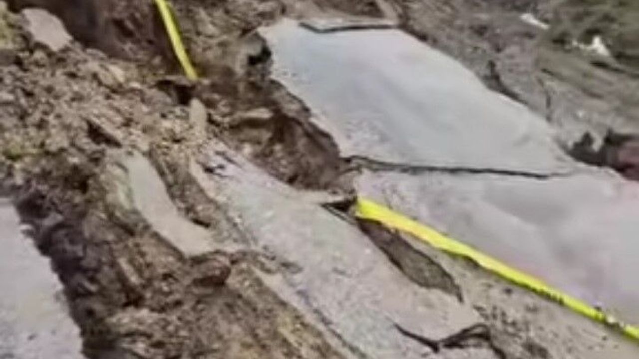 Bitlis'te yağmur sonrası köy yolunda çökme meydana geldi