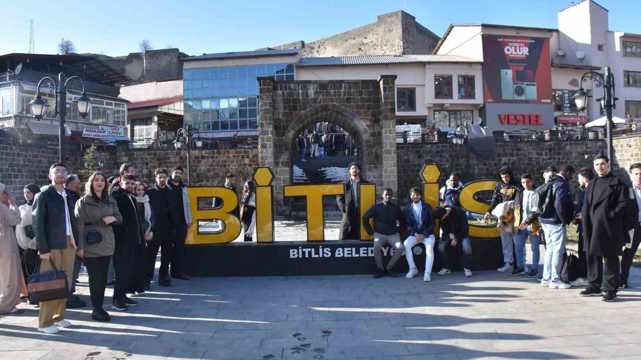 Bitlis'teki yabancı öğrenciler tarihi mekanları gezdi