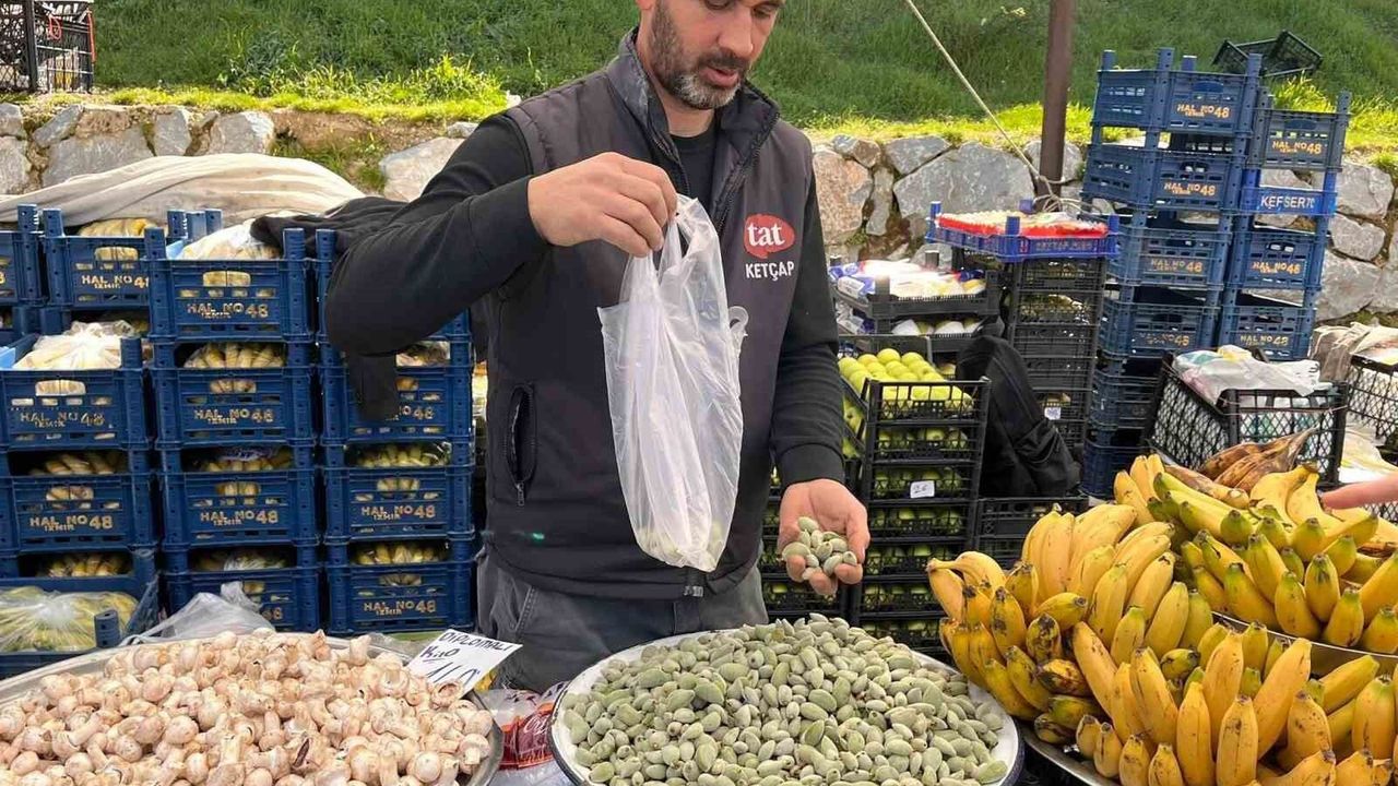 Datça Bademi, Yatağan'daki pazar tezgahlarında yerini aldı