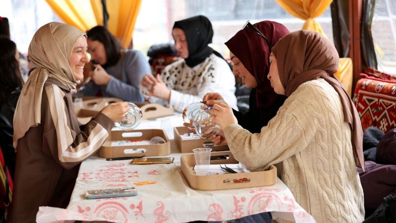 Kartepe'de kurulan otağ çadırında geleneksel sanatlar yaşatılıyor