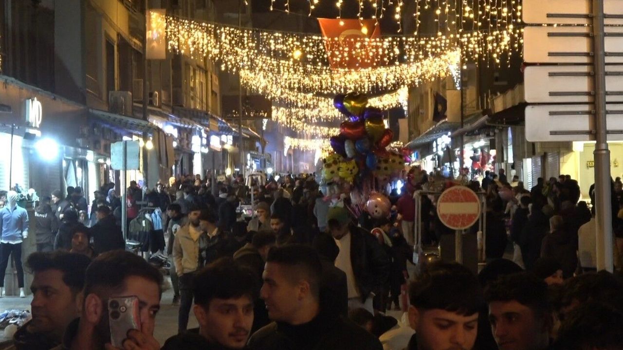 Kilis'te iftar sonrası Cumhuriyet Caddesi hareketlendi