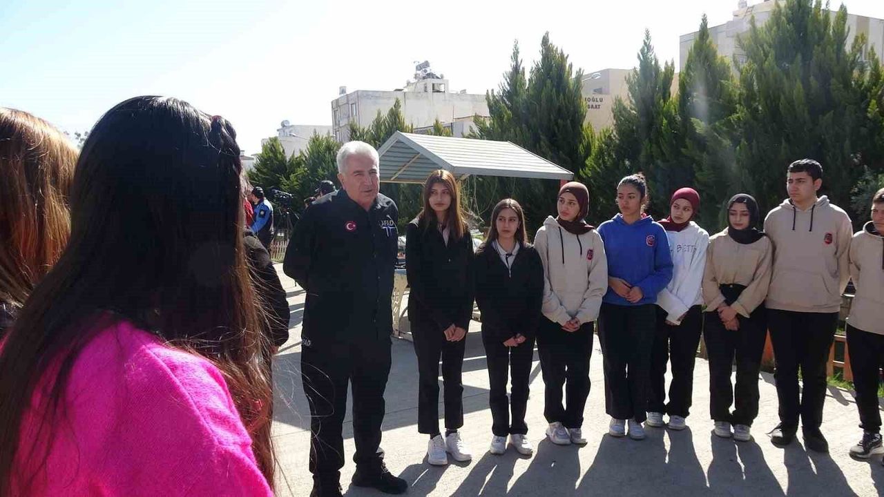 Kilis'te lise öğrencilerinden deprem tatbikatı