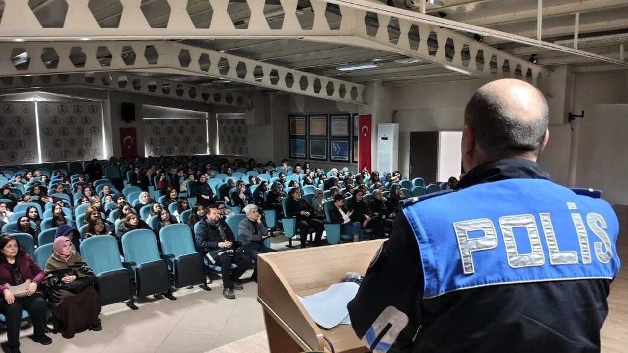 Polisten kız meslek lisesi öğrencilerine yönelik eğitim