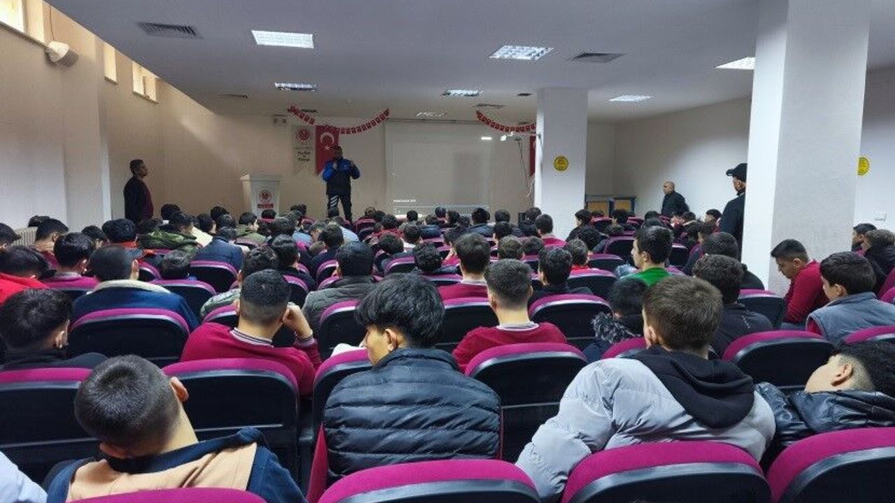 Polisten Niğde'de vatandaş ve öğrencilere yönelik bilgilendirme çalışmaları