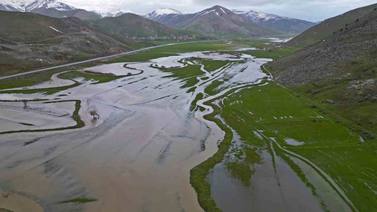 Bitlis'teki Güzeldere Menderesleri adeta doğal göl oldu