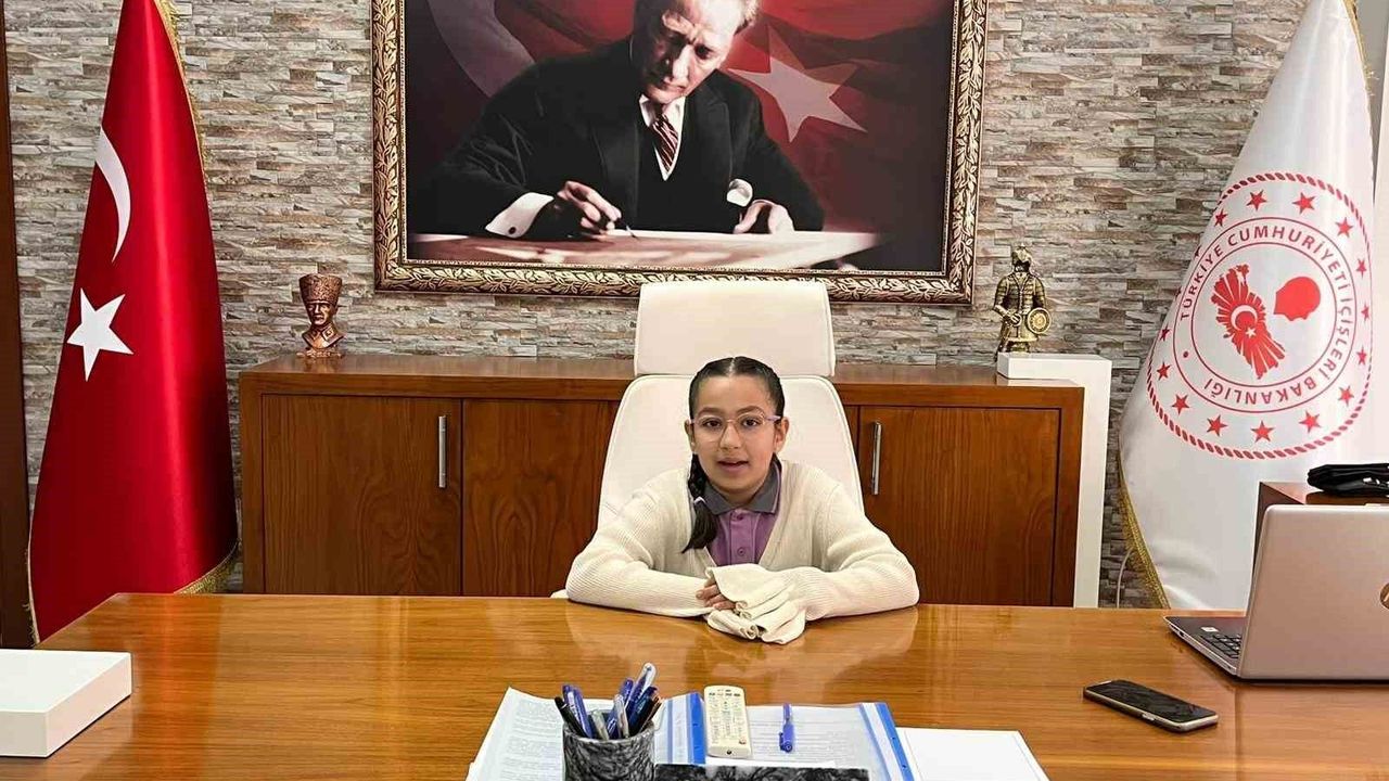 Yatağan Kaymakamı İlhan, koltuğu minik öğrenciye emanet etti