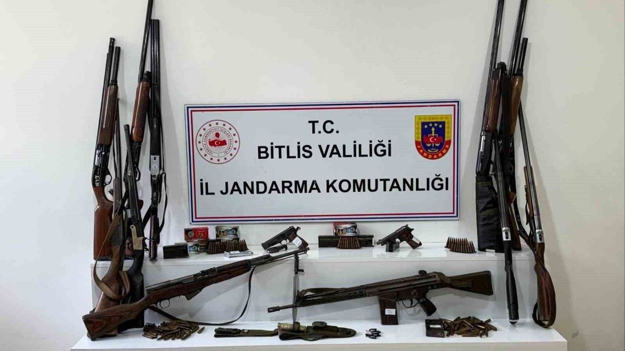 Bitlis'te 20 adrese eş zamanlı baskın: Çok sayıda silah, mühimmat ele geçirildi