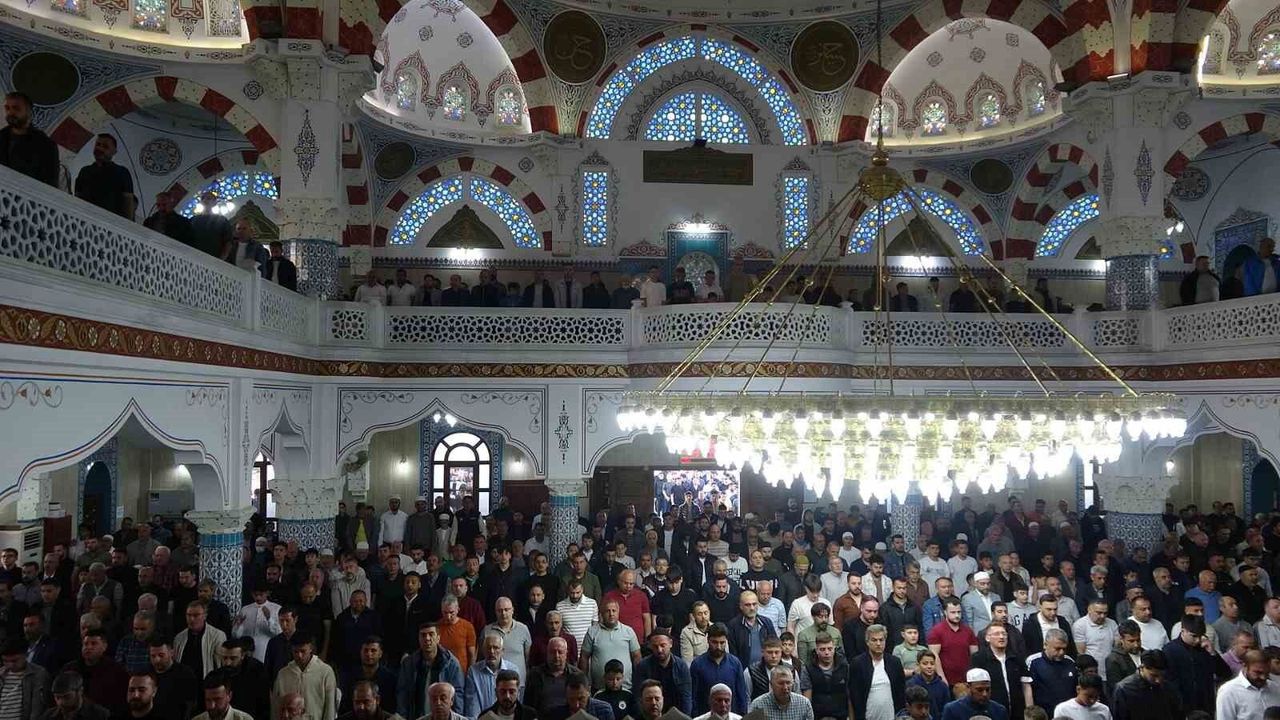 Kilis'te bayram namazında camiler doldu taştı