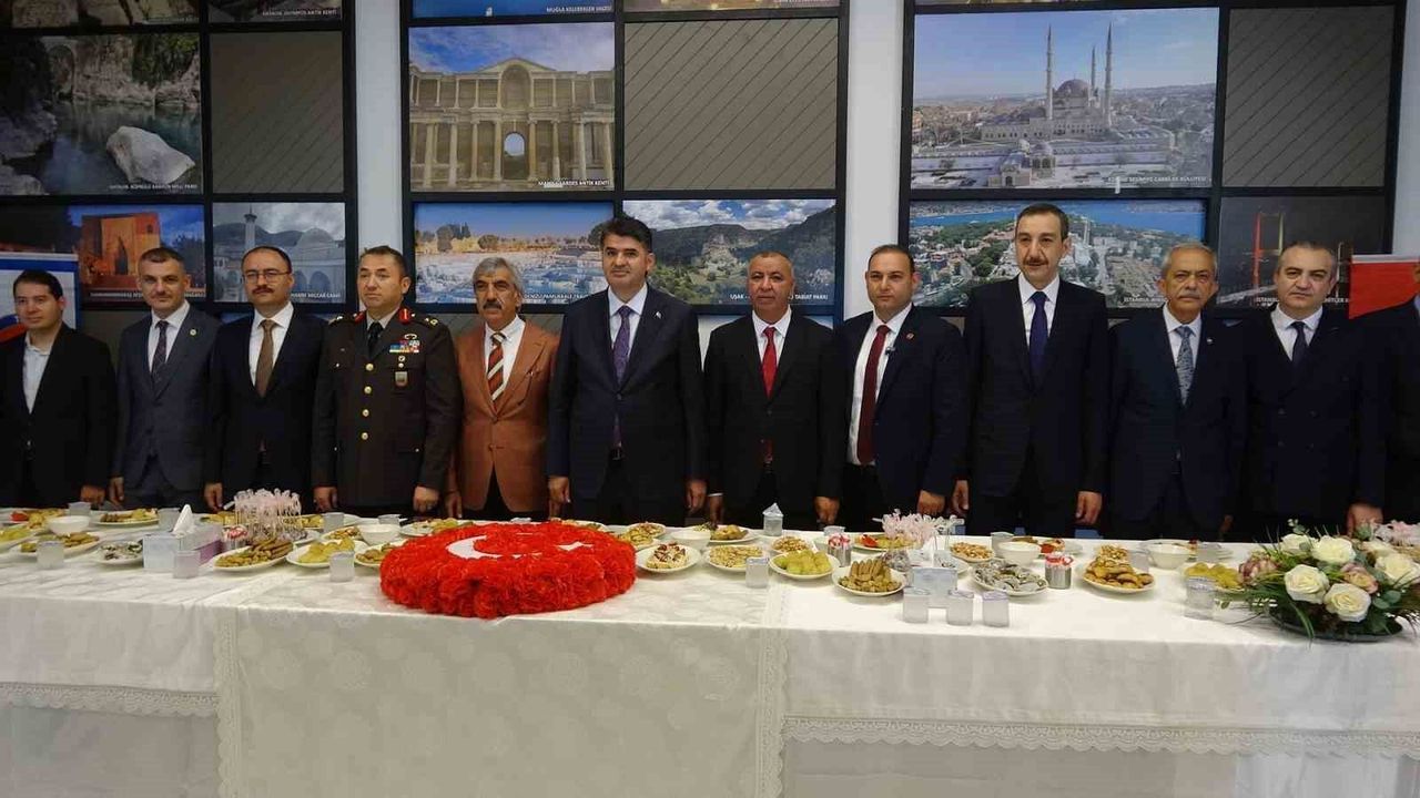 Kilis'te bayramlaşma töreni Millet Bahçesi'nde gerçekleştirildi