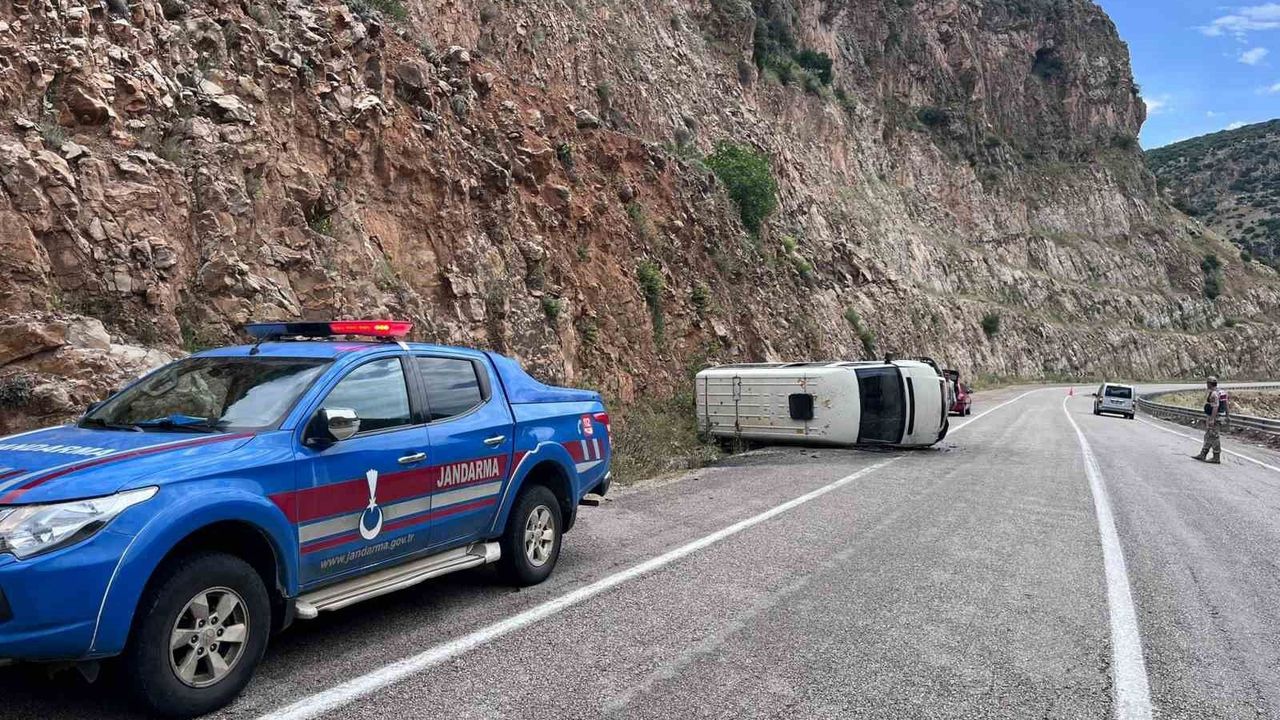 Kilis'te minibüs devrildi: 2 yaralı