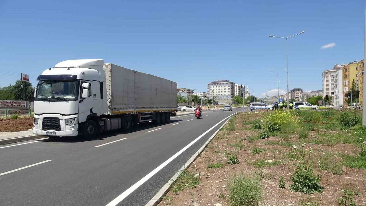 Kilis'te tır ile çarpışan motosikletteki 2 kişi ağır yaralandı