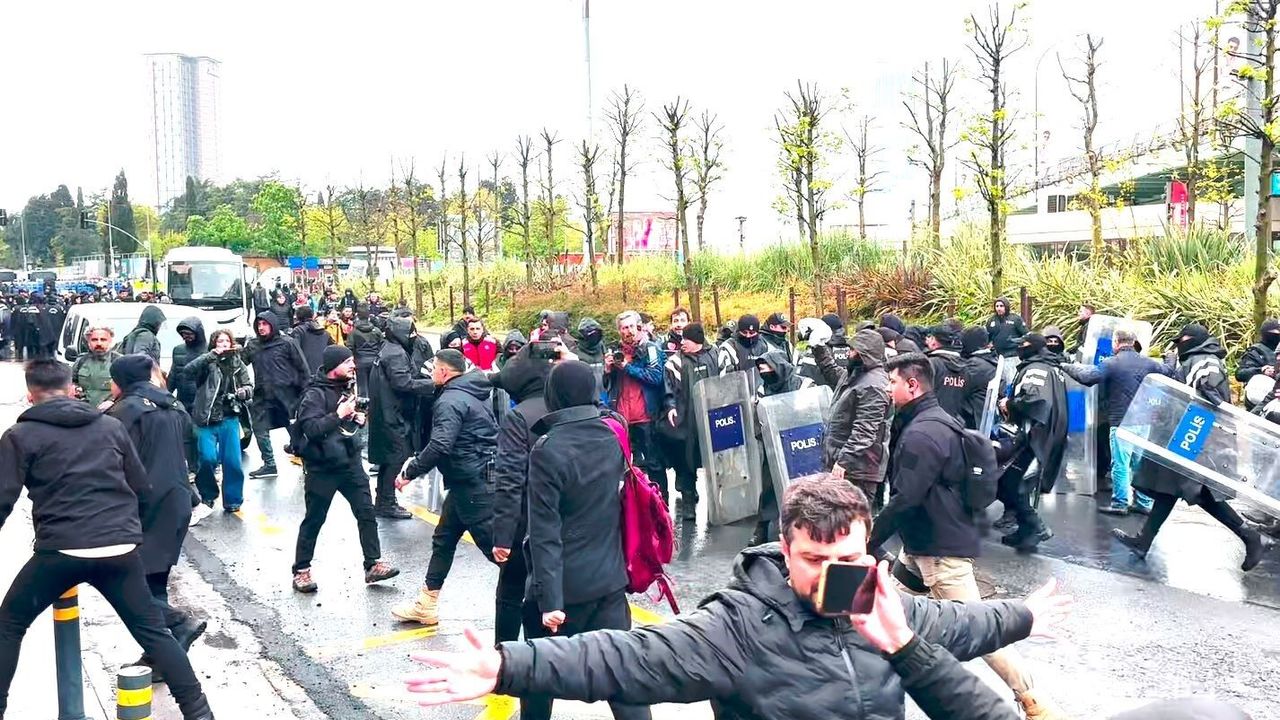 Mecidiyeköy'de izinsiz yürüyüşe polisten müdahale