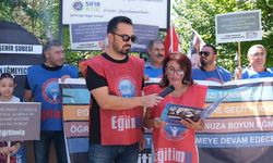 Öğretmenlik Kanun Teklifi'ne karşı bir siyah çelenkte Eğitim-İş Eskişehir Şubesi'nden