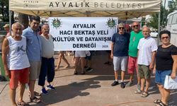 Ayvalık’ın Cumhuriyet Meydanı'nda aşure dağıtıldı