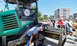 İzmir Bornova’da asfalt çalışması yapılıyor