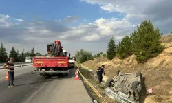 Afyon’da kaza: Otomobil takla atarak refüje devrildi