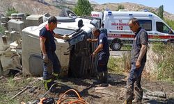 Çimento mikseri devrildi: 2 yaralı