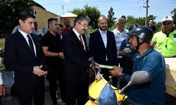 Farkındalık için motor sürücülerine kask dağıtıldı