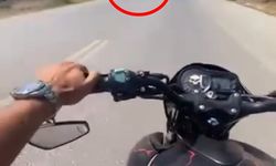 Motosiklet ile otomobil çarpıştı: Kaza anı kask kamerasında