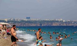 Plajlara akın: Antalya'da hissedilen sıcaklık 46°C!