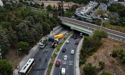 Tır otobüsün üzerine devrildi: 8 yaralı