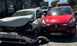 Zincirleme trafik kazasına 5 araç karıştı, 1 kişi yaralandı