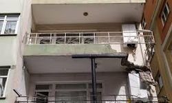 Aracına balkon düştü, şans eseri kurtuldu!