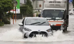 Tokyo’da caddeler sele teslim oldu