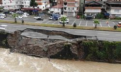 Hopa'da karayolu çöktü, trafik aksadı