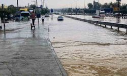 Kocaeli'de etkili olan sağanak yağış, trafiği ve hayatı felç etti