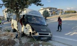 Mevsimlik işçilerin bulunduğu minibüsle otomobil çarpıştı