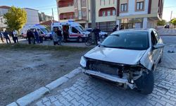 Motosiklet ve otomobilin çarpışmasıyla 2 çocuk yaralandı