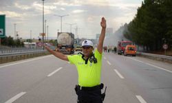 Otoyoldaki yangın sebebiyle geçişler tek şeritten sağlandı