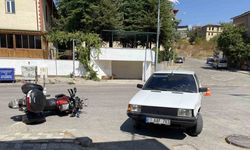 Seyir halindeki otomobille motosiklet çarpıştı