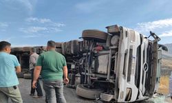 Tırın devrilmesi sonucu yol trafiğe kapatıldı