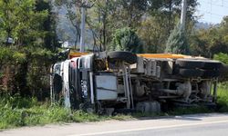 Toprak yüklü kamyon devrildi: 1 yaralı