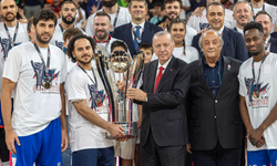 Anadolu Efes'in kupasını, Cumhurbaşkanı Erdoğan verdi