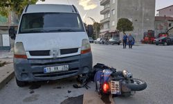 Motosiklet ticari aracın altına girdi